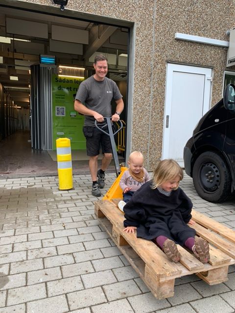 Børn på palleløfter trukket af mand